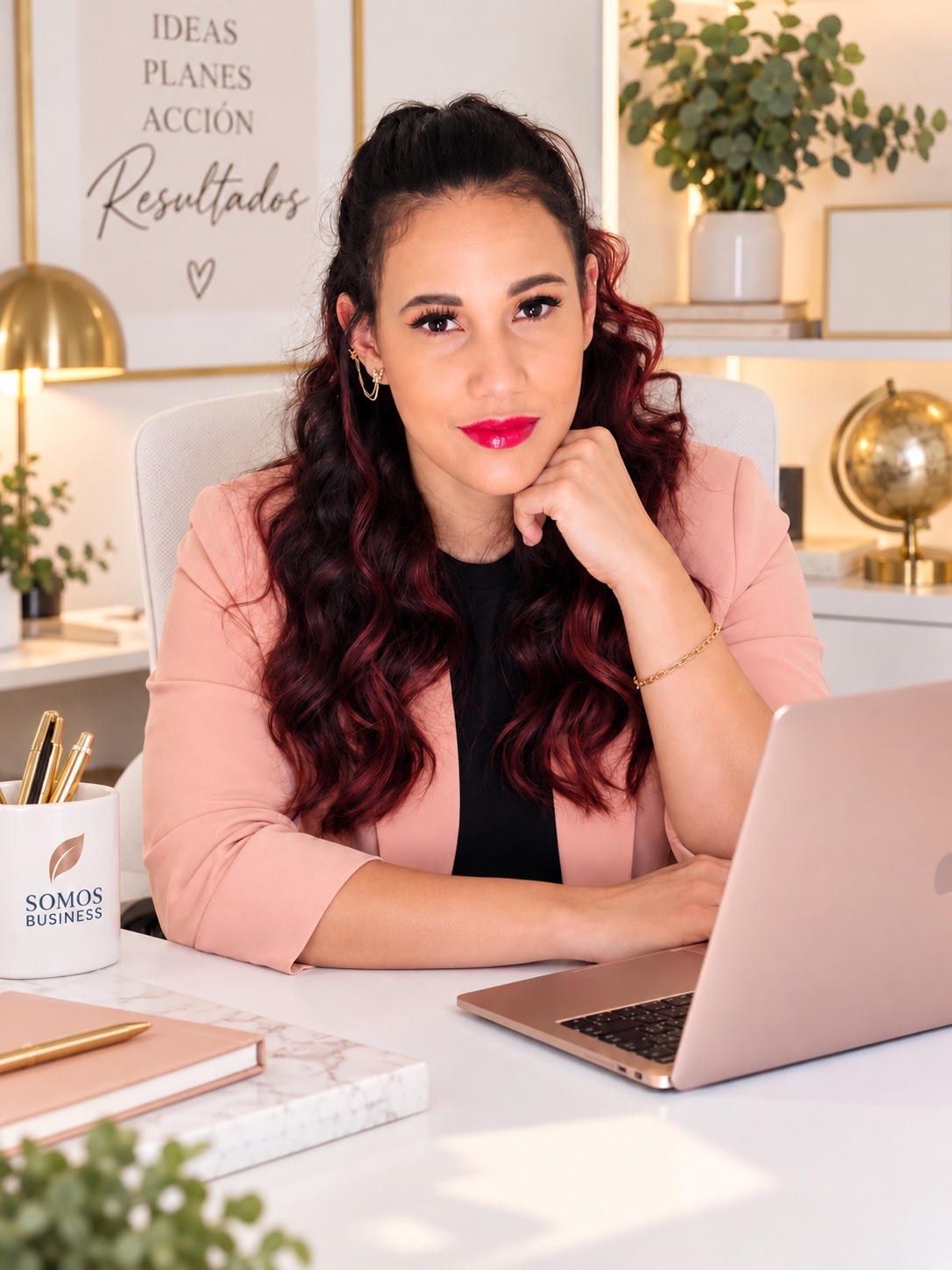 Yane Paredes Sánchez working at the Somos Business office